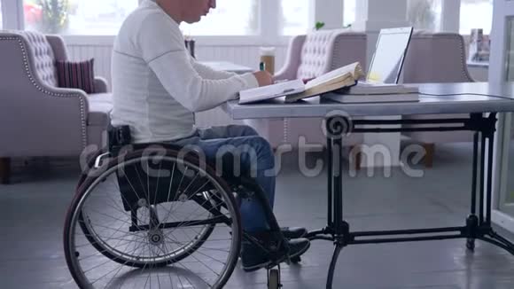 商业自由职业者成功生病的男性轮椅使用现代计算机技术远程工作发展视频的预览图