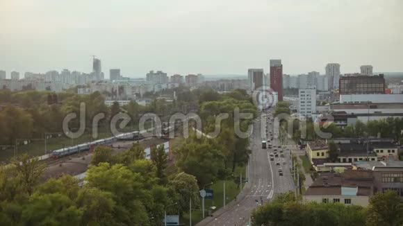 日落明斯克市时滞公路车辆桥上交通视频的预览图