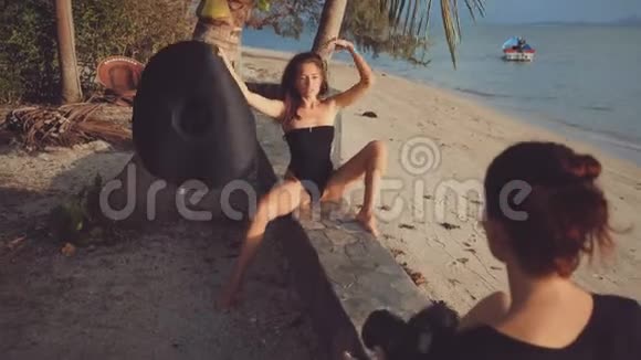 穿着黑色太阳帽的沙滩模特视频的预览图