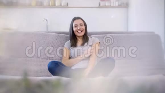 一个好女人正花时间在沙发上视频的预览图