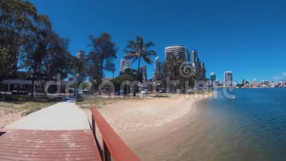 巴兹海滩黄金海岸澳大利亚捷提和海滨小镇河天堂般的天际线视频的预览图