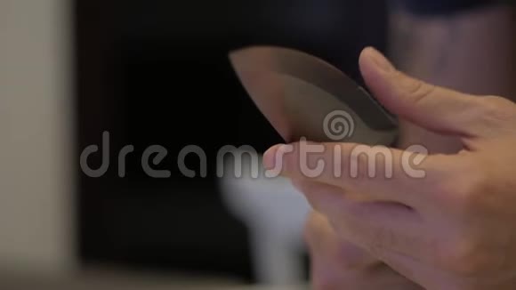 一个人手检查锋利的刀视频的预览图