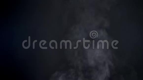 特写镜头的大蒸气烟雾与喷雾向上飞行的黑色背景视频的预览图