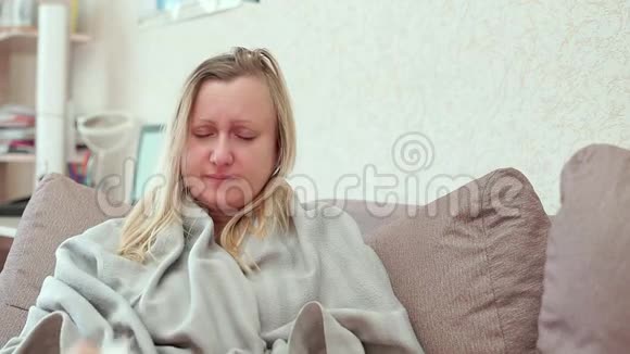 一个中年妇女咳嗽她感冒头痛发烧发冷视频的预览图