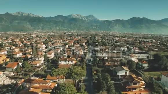 意大利FortedeiMarmi别墅和街道的低空空中射击视频的预览图