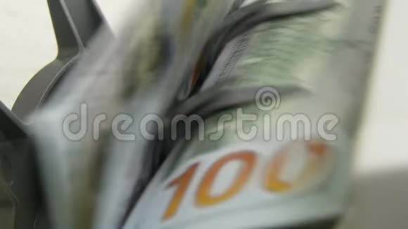 一张假美元钞票在计数机里的真钱中视频的预览图