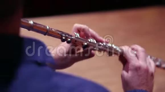 音乐家在舞台上吹笛子视频的预览图