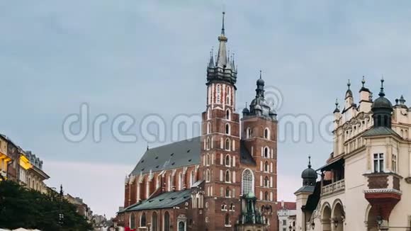 波兰克拉科夫圣玛丽教堂布艺厅大楼夜景著名的古老地标教堂视频的预览图
