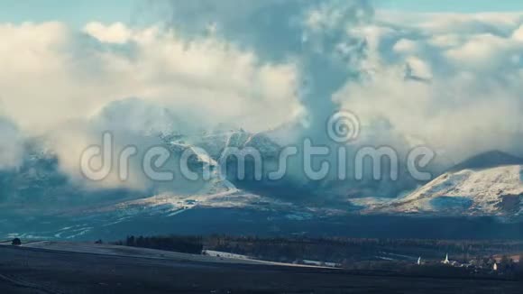 冬天在高塔特拉斯山上移动云层视频的预览图