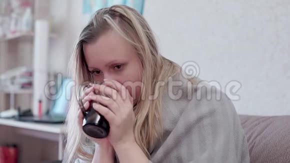 感冒的女人流感喝柠檬的温茶两只手握着的女人视频的预览图