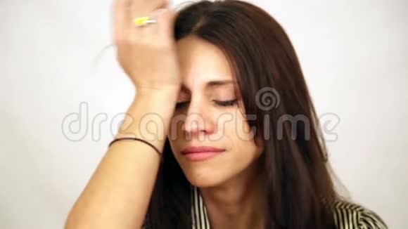 情绪化的女人在哭视频的预览图