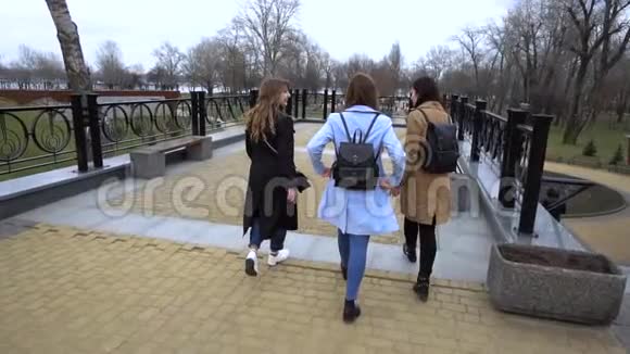 女孩的友谊三个年轻漂亮的女孩在城市里走来走去他们很开心女孩们很高兴见面他们走了视频的预览图