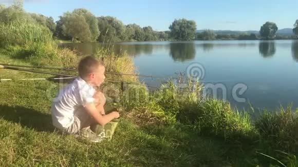 在湖边钓鱼的男孩美丽的鱼塘巴丁附近班斯卡比斯特里察斯洛伐克捕鱼的地方视频的预览图
