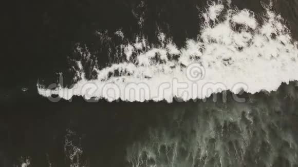 一架无人机飞过巨浪视频的预览图