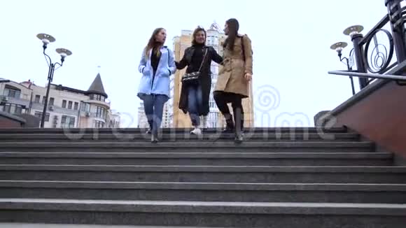 女孩的友谊三个年轻漂亮的女孩在城市里走来走去他们很开心女孩们很高兴见面他们走了视频的预览图