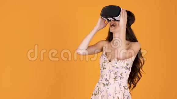 第一次体验虚拟现实的美丽年轻女性视频的预览图