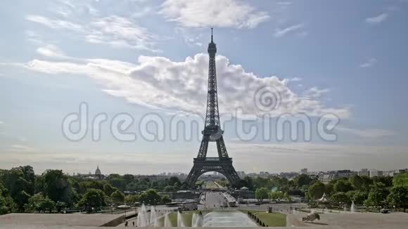 巴黎埃菲尔铁塔在夏天白天的时间法国巴黎8月视频的预览图