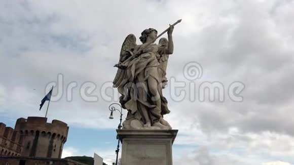 这座美丽的大理石雕像坐落在罗马的圣安杰洛桥视频的预览图