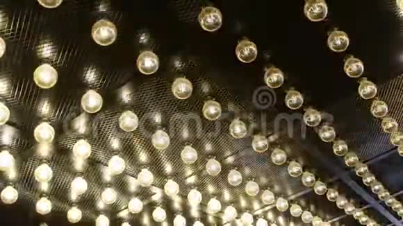 金属天花板上一个圆形大灯泡的花环闪烁着白光视频的预览图