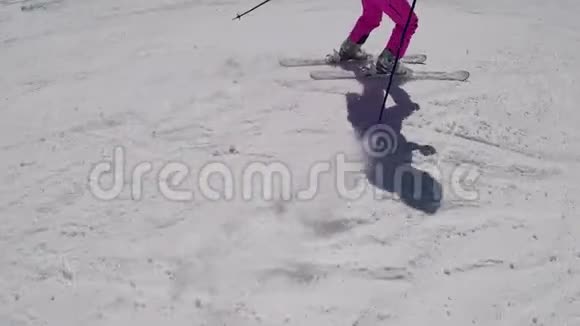 冬季登山徒步滑雪近景视频的预览图