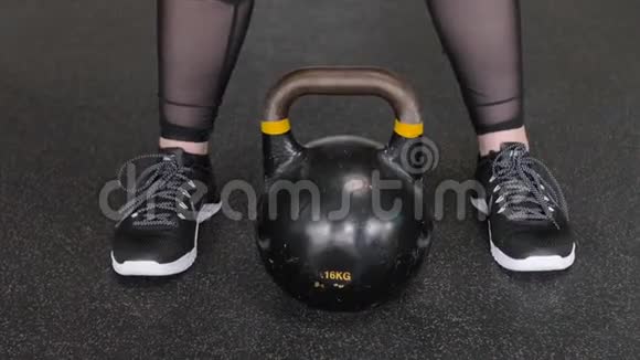 健身房里的胖女人举起了一个黑色的水壶工作计划视频的预览图