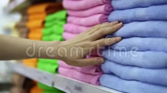 一个女人手摸着多种颜色的毛巾视频的预览图