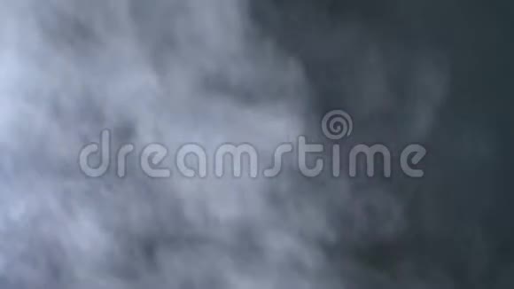 近距离拍摄的密集烟雾与喷雾飞行在黑色背景视频的预览图