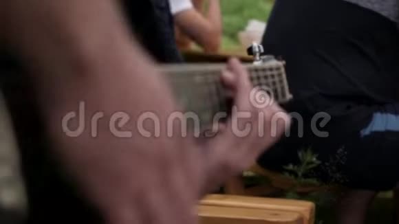 一个在野营中弹吉他的男人视频的预览图