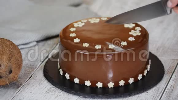 糕点厨师用刀切出美味的巧克力慕斯蛋糕视频的预览图