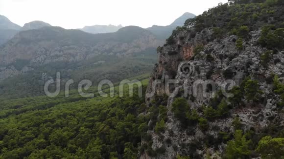 鸟瞰土耳其山脉和海岸国家公园贝尔迪比村有松树和松树的美丽山景视频的预览图