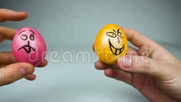 双手握着复活节彩蛋上面画着彩色的彩蛋上面画着彩色的彩蛋或彩蛋是基督教节日的概念视频的预览图