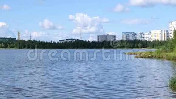 美丽的小湖和城市景观湖上轻风云在水中反射视频的预览图