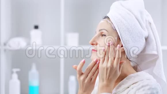 在浴室里做美容抗衰老面罩的女人视频的预览图