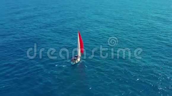 晴天在公海上航行的游艇带红帆的帆船视频的预览图
