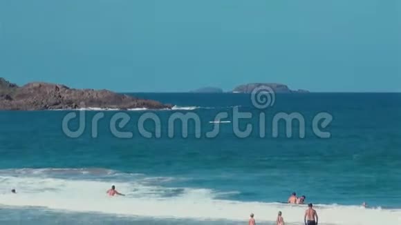 澳洲新南威尔士海岸海滩景观背景下的孤立岛屿视频的预览图