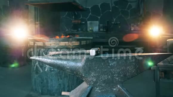 金属锤躺在锻炉的铁砧上视频的预览图