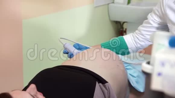 在医生办公室做超声波检查的怀孕少女腹部视频的预览图