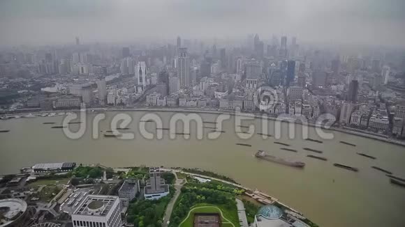 多艘驳船在上海沿江航行时程中国上海视频的预览图