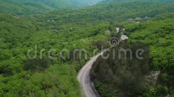 空中飞越白种人的山脉和蜿蜒的道路与汽车视频的预览图