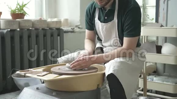 在陶器车间工匠在陶工轮子上做一个水罐视频的预览图