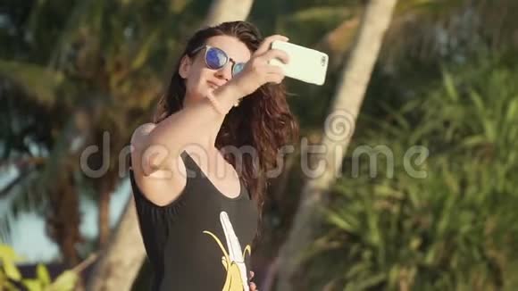 快乐的女人在海滩上自拍视频的预览图