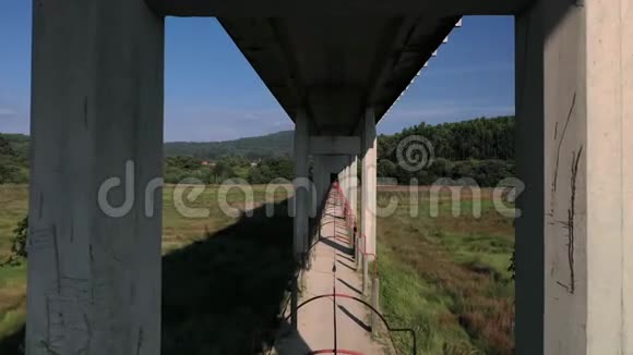 桥梁的混凝土支座桥底视图视频的预览图