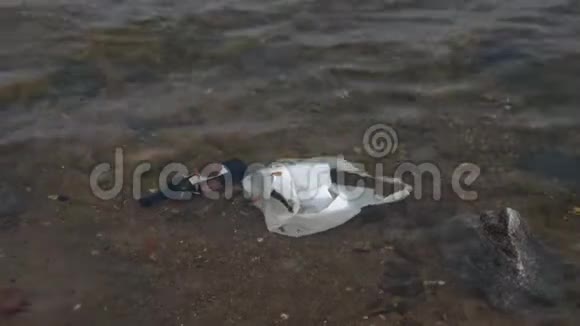 第聂伯河底部的一瓶葡萄酒和一个白色塑料袋视频的预览图