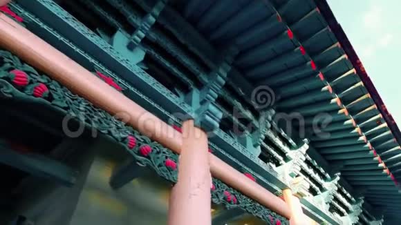 美丽的佛教风格的老房子五颜六色的屋顶视频的预览图