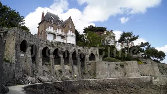 小镇沿海的炮台渡槽行动古老的海滨堡垒有拱门和高耸的现代道路视频的预览图