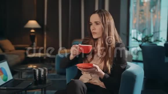 商务女性在酒店大堂喝茶女商人喝咖啡视频的预览图