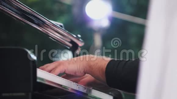 弹钢琴特写镜头音乐主题音乐会节目视频的预览图