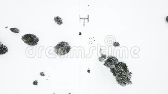 雪山上的滑雪电梯滑雪场的冬季活动视频的预览图