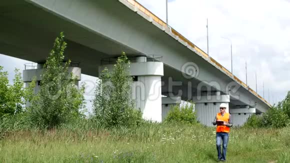 信号背心和白盔中的工程师检查过河桥的状态工人和视频的预览图
