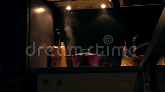 在黑暗的厨房里蒸锅视频的预览图